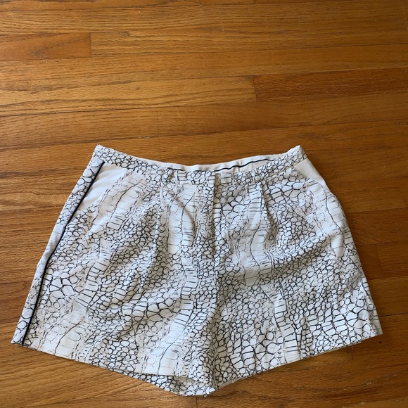 NWT white snakeskin Philosophy shorts size 6 - Picture 2 of 8